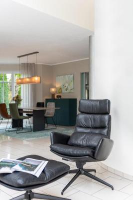 ARVA LOUNGE fotelj in tabure 